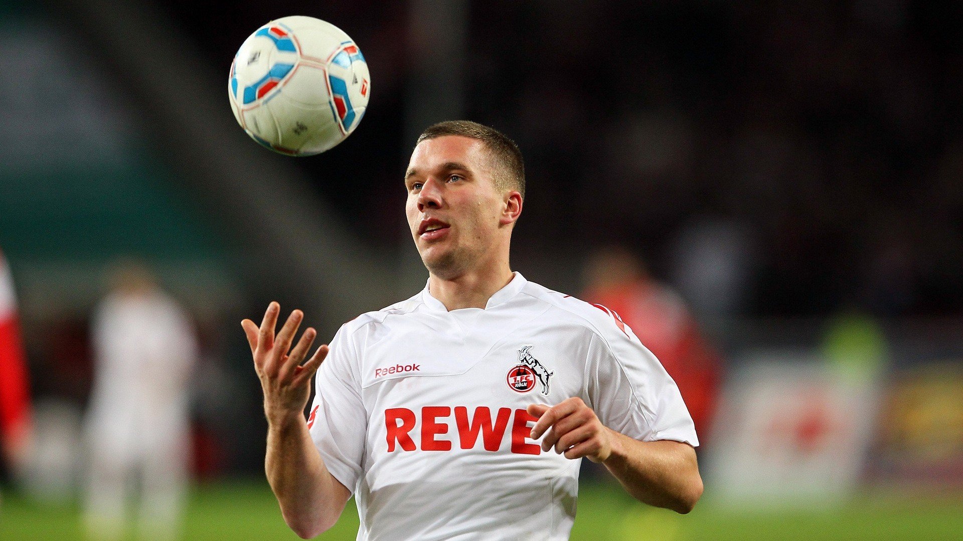 “足球场馆灯光系统升级，夜间比赛更精彩”，足球场灯光要求