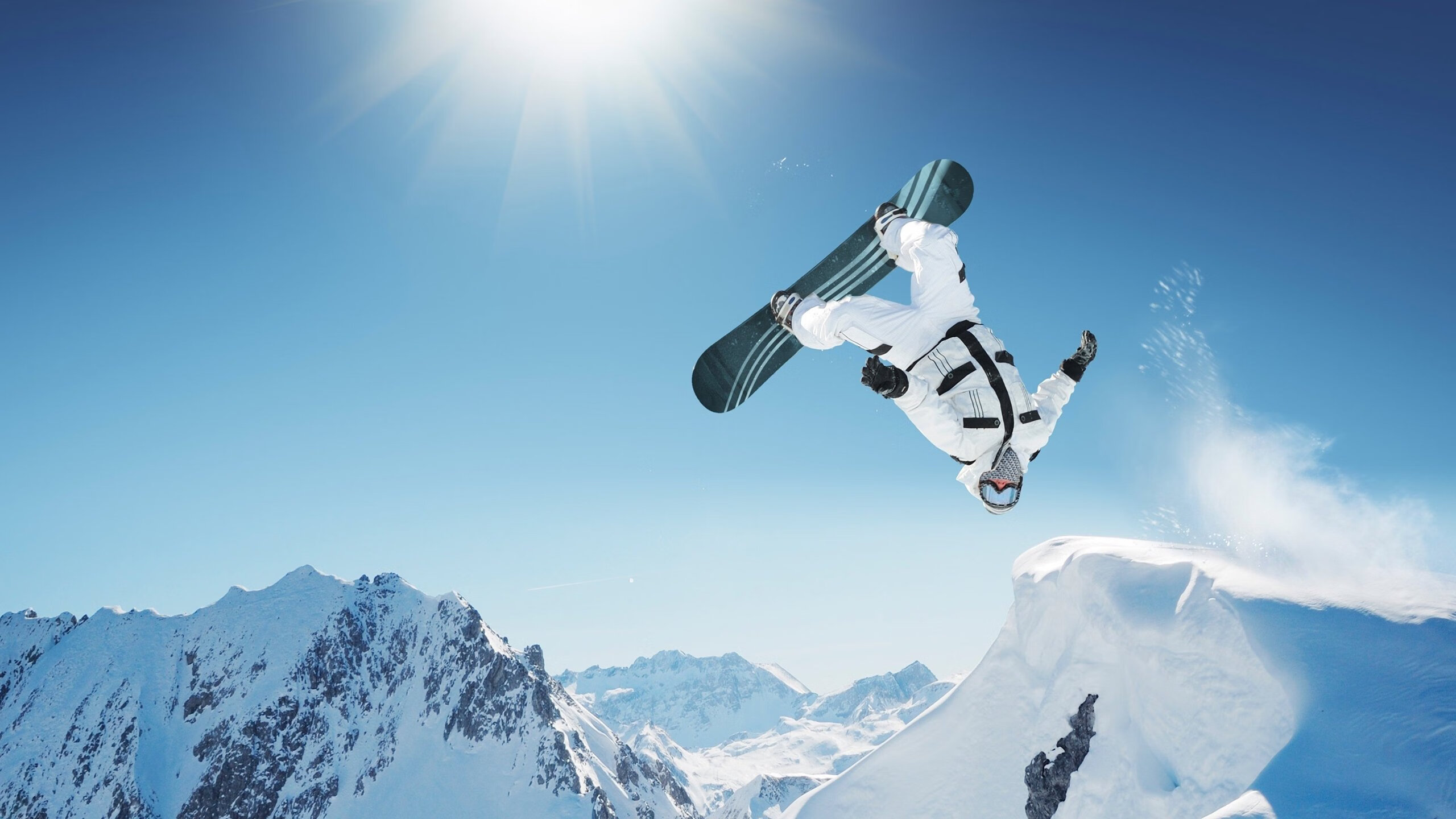 比赛现场：运动员与观众的互动盛宴，运动员比赛场景